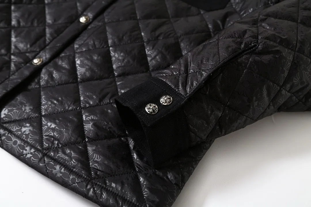 🅿️360 Chrome Hearts Marty Boy red lip quilted all-over printed shirt and cotton jacket. New products in the counter are small cotton-padded jackets for men and women. Diamond quilted quilting, moderate thickness. Retro fashion, never out of fashion. 1️⃣Fabric: Same as original fabric. Surface fabric. Lining molded with CH pattern logo, custom-woven quilted cotton material. 2️⃣Hardware: Original mold opening, customized CH original four-button buckle. Accessories: Original customized latest main label (genuine leather label) 3️⃣The whole garment is neatly routed and consistent with ZP. Double-layer stand-up collar, inner lining, distressed cross buttons. Feel free to compare any version! ! A noble item with its own high-end atmosphere. It is really rare. It is grand and elegant. It has a unique sense of sight on the high street. It is elegant, noble and unique, making this simple and fashionable cotton jacket an excellent item that is currently sought after. It can be worn by both men and women, and it is suitable for couples! ! Color: Black Sizes: S, M, L, XL